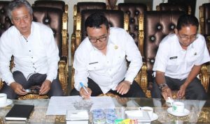 BJB Salurkan CSR Pengembangan Islamic Center Indramayu