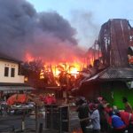 Pasar Legi Kebakaran, KRI  Solo Dan Damkar Surakarta Bahu Membahu Memadamkan Api