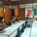 Kejaksaan Negeri Indramayu bagikan stiker dan kaos Anti Korupsi
