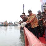 Supendi Bersama Kapolda Jabar Tebar 1 Juta Benih Ikan Bandeng Di Pantai Karangsong