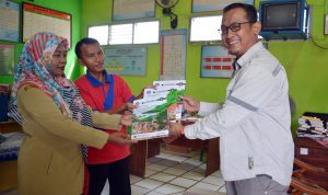 Bantuan diserahkan secara simbolis oleh Officer Communication & Relation RU VI Balongan Agustiawan