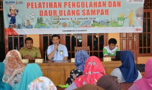 CSR RU VI Latih Warga Buat Kerajinan Tangan Dari Sampah