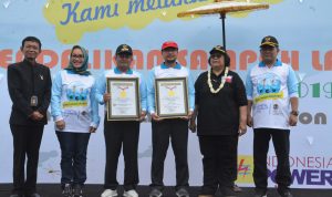 Penghargaan diserahkan oleh Senior Manager MURI Yusuf Ngadri kepada General Manager Pertamina RU VI Balongan Burhanudin, disaksikan Menteri Lingkungan Hidup dan Kehutanan Republik Indonesia Siti Nurbaya Bakar, pada acara Coastal Clean Up yang digelar Kementerian LHK di Cirebon, Jum’at (15/2)