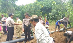 AKBP M.Yoris M.Y Marzuki SIK terjun langsung dalam bakti sosial paska Banjir di blok Cipondoh desa Kroya Kecamatan Kroya Kab. Indramayu