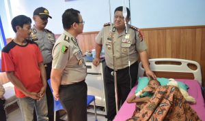 Kapolres Indramayu AKBP M.Yoris M.Y Marzuki Sik bersama Karumkit Bhayangkara Indramayu terus pantau Perkembangan Sdri. Erna Sari yang mengalami gangguan usus .
