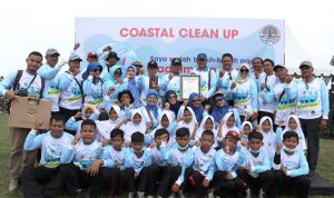Pemkab Indramayu bersama PT Pertamina RU VI Balongan menerima penghargaan dari MURI sebagai kabupaten yang berorientasi pada lingkungan hidup