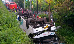 Bus Kramatjati mengalami kecelakaan di Jl. Raya Bypass Cicalengka Kab. Bandung pada tanggal 6 Februari 2019 pukul 04.WIB Kampung Cipetag RT. 02/07 Ds. Tenjolaya Kec. Cicalengka Kab. Bandung Jawa Barat