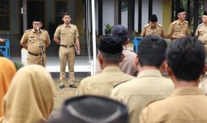 Haji Supendi saat menjadi pembina apel pagi di Kecamatan Sindang