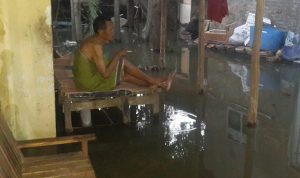 Warga Desa Sukadedel Block Gang Kibubat RT 11 dan RT 12 RW 04 Kecamatan Sindang Kabupaten Indramayau air sudah mulai masuk ke pemukiman warga