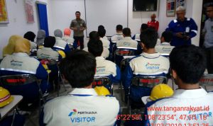 Manager Com Rell RU VI Balongan Saat Memberikan Sambutan Di Demo Rom PT Pertamina RU VI Balongan