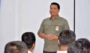 EKo Kristiawan Unit Manager Communication & CSR RU VI Saat Memberikan Pengarahan Kepada KRI Di Gedung Diklat RU VI Balongan, (Foto.Red)