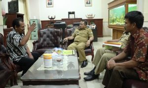 Kuwu Kalensari, Masroni Saat Bertemu Dengan Bupati Indramayu Haji Supendi