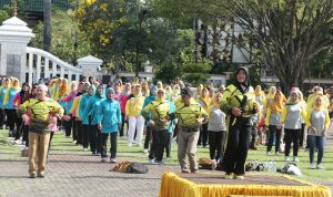 2.000 Perempuan Indramayu Senam Masal Di Hari Kartini