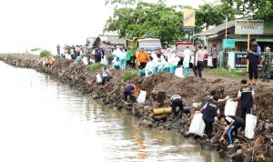Peringati Hari Nelayan, 400 Relawan Indramayu Bersihkan Pantai Glayem