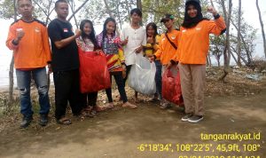 Anggota KRI (Komunitas Relawan Independen) Bersihkan Sampah - Sampah Plastik