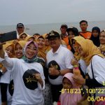 KRI Dan Pegadaian Peduli Sampah Plastik Di Pantai Karangsong