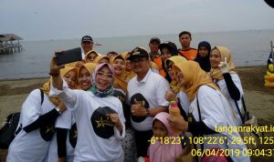 KRI Dan Pegadaian Peduli Sampah Plastik Di Pantai Karangsong