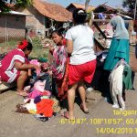 Paska Banjir Warga Indramayu Berebut Pakaian Bekas Di Gerobak Sampah