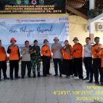 BPBD Indramayu Bersama 400 Relawan Bersihkan Pantai Glayem