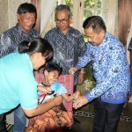 Bupati Indramayu Serahkan Kursi roda Dan Kaki Palsu Kepada Kiran Dan Sofyan