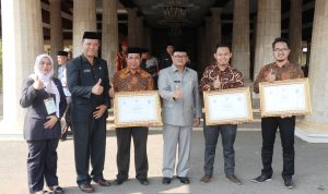 Bupati H. Supendi menberikan penghargaan 3 Orang yang bergerak di Usaha Kecil dan Menengah (UKM) karena memenuhi standar ramah lingkungan