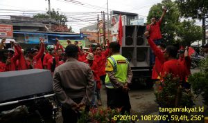 Hadi Haris Ketua FSBMigas - Kasbi Kabupaten Indramayu Saat Orasi Di Depan Toserba Jogya Indramayu