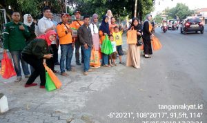 Akamigas Balongan Dan KRI Syiar Ramadhan Bagikan Nasi Kotak dan Takjil