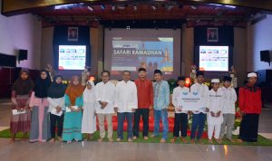 General Manager Pertamina RU VI Balongan Burhanudin Bersama Ketua SPPBB Saat Kegiatan Safari Ramadhan
