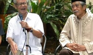 Rachmat Ruchiyat (kiri) bersama sahabatnya pakar linguistik Betawi Abdul Chaer