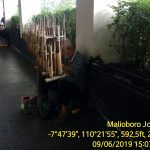 Sosok Pengamen Tunanetra Di Depan Hotel Mutiara I Malioboro