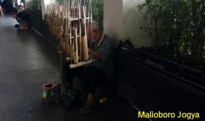 Sosok Pengamen Tunanetra Di Depan Hotel Mutiara I Malioboro