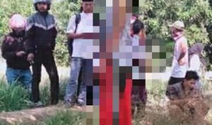 Seorang laki-laki gantung diri selasa tgl 06-08-2019 Di Desa Sumber Mulyo Block Jatimulyo Haugeulis Kabupaten Indramayu , adapun ciri-cirinya pake celana pendek warna merah