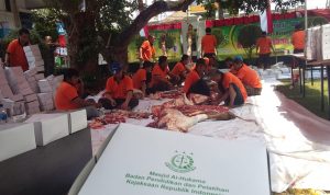 Sembelih Hewan Qurban, Badiklat Peduli Lingungan Dengan Berbagi Besek