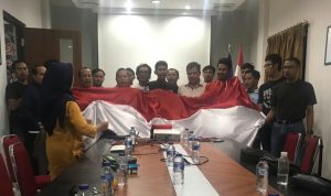 Sebelum Diskusi Publik Di Mulai Peserta Menyanyikan Lagu Indonesia Raya
