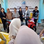 Fitria Warga Indramayu Dapat Penghargaan Sepeda Motor Dari PT Wana Arta Purna Perkasa