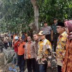 Bupati Indramayu Dan Kalak BPBD Tinjau Tanggul Amblas Di Cimanuk