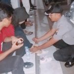 Viral Foto Seorang Polisi, Saat Menolong Supporter Sepak Bola