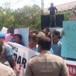 Kuwu Desa Tinumpuk Di Tuntut Mundur Oleh AMPT Karena Diduga Korupsi