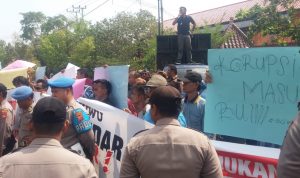 Aliansi Masyarakat Peduli Tinumpuk, Desak Kuwu Eka Munandar Mundur Dari Jabatannya.
