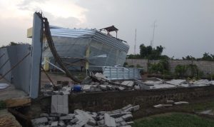 Angin Puting Beliung Sapu Atap bangunan Kios Pasar Baru Jatibarang.