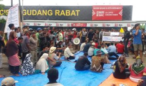 Geram dengan Keputusan PTUN Bandung, Pedagang Pasar Baru Indramayu Kepung Cipto Gudang Rabat.