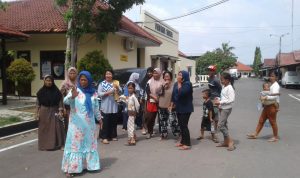 Warga Telukagung Datangi Mapolres Indramayu, Guna Beri Dukungan Ke-Kuwunya.