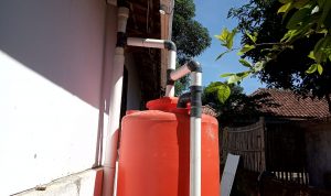 Wartono Warga Indramayu Memanen Air Hujan Untuk Di Minum Langsung Dan Sebagai Mitigasi Bencana