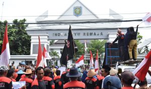 LSM Jatayu Unjuk Rasa Tolak Pembangunan PLTU II