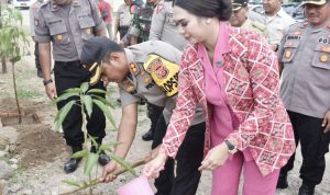 Peduli Lingkungan, Kapolres Tanam Pohon