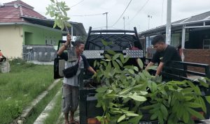 Warga Perum Graha Alana Terima Bantuan Bibit Pohon Dari DPKPP Indramayu