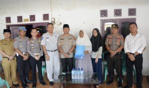 Totok Eri Soekamto menyerahkan Santunan Kepada Keluarga Alm. Aiptu Budi Sukardi
