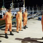 Pos SAR Cirebon Turunkan Anggota Untuk Tolong ABK Terjatuh Di Perairan Indramayu