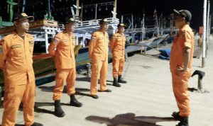 Pos SAR Cirebon Turunkan Anggota Untuk Tolong Seorang ABK Terjatuh Di Perairan Indramayu
