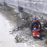 Tri Wahyudi: Aktivis Kemanusiaan KRI Bersihkan Sampah Di Pintu Air Waduk Bojongsari